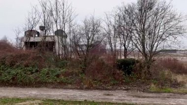 Terk Edilmiş Sığınak, Endüstri Ovası, Şehir Araştırmacısı Çürümeyi Belgeleme, Karışık Brambles