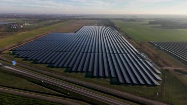 Otoyolun yakınındaki Hava Görüntüsü Genişletici Güneş Çiftliği, Bitişiğindeki Üçgen Panelin Geniş Bileşimi