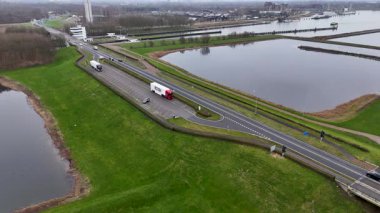 Sahil Otoyolu Hava Görüntüsü Geçit 'te Yük Kamyonu, bitişik Göletler ve Bataklıklar, Yeşil Topraklar