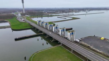 Hava Fırtınası Bariyer Kontrol Köprüsü Panorama Dikey Sel Kapıları, Trafik Yolları Arabalarla Dolu