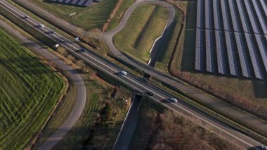 Otoyol ve Yol Yanındaki Hava Görüntüleme Güneş Panelleri, Fotovoltaik Diziler ve Servis İzleri, Sürdürülebilir Enerji