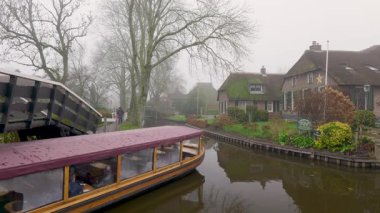 Kapalı Tekne Geçitleri Tahta Köprü Altında, Nehir Turu Tarihi Evler, Dalgalanan Uyanış, Konforlu Atmosfer