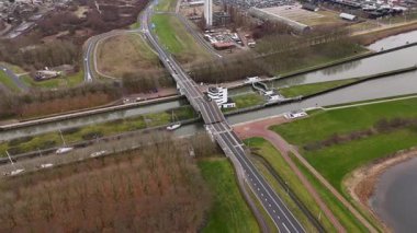 Hava Manzaralı Köprü Kanal Otobanı 'nı geçiyor, Değişim ve Kilit Gösteriliyor, Sürekli Trafik Akışı, Beton