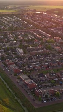Hollanda 'daki bir banliyö mahallesinde gün batımında uçan hava aracı görüntüleri.