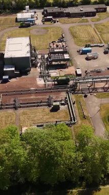 Boru hatları ve sanayi binaları olan bir gaz işleme fabrikasının hava aracı görüntüsü