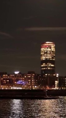 Şehir ışıklarını yansıtan modern ofis binası ve otel parfümlü Ren Nehri, Almanya geceleri