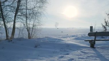 Alçak Güneş Altında Donmuş Alan, Geniş Karlı Alan ve Sisli Ufuk, Huzurlu Yalnızlık ve Açık