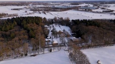 Gözlerden uzak köşk. Karla kaplı ormanlık alanda. Sarmal yolu ve buzlu gölgeliği var.