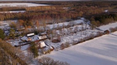 Karlı Hava Çiftliği ve Meyve Bahçesi ve Ormanla çevrili Dış Binalar, FED Yardları ve Ilık Kış Işığı