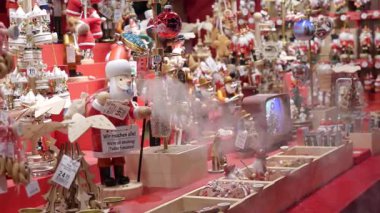 Ahşap Fındıkkıran ve Baubles ile süslenmiş Duman, 7 Aralık 2025 'te Almanya' nın Köln kentindeki Noel Pazarı 'nda Kalabalık Ekranda Sürükleniyor