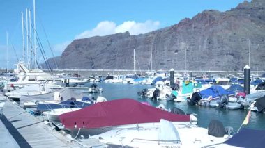 Dolu Balıkçı Tekneleri Arka planda Dağ Sırtı, Ağlar ve Dış Tekneler İma Ediyor