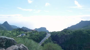 Dönen Sahil Yolu, Lush Ridges ve Uzak Okyanus, Hafif Güneş Işığı ve Açık Ufuk,