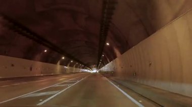 Araba Dash View Şehir Tüneli içinde, Aydınlatılmış Beton Geçitten Arabayla Arabayla Giden Kehribar Tepesinde