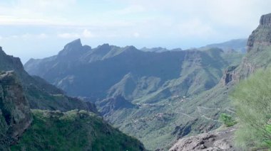 Geniş Yeşil Vadi, Sivri sırtları ve Derin Vadisi, uzak yamaçlar boyunca keşif gezileri, Kıtır