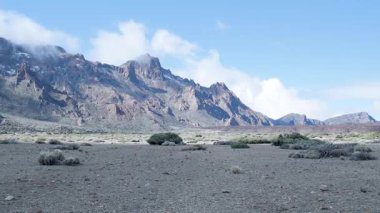 Açık Gök Altında Güneş Işığı Altındaki Tepeler, Geniş Arid Ovası Düşük Çalılar, Uzak Sivri Tepeler, Parlak Tepeler