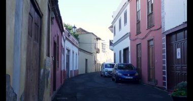 Sakin ve rahatlatıcı ağır çekim. İspanya 'nın renkli bir caddesinde yürürken.