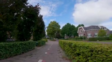 Hollanda 'nın huzurlu bir mahallesinde bisiklet süren birinci şahıs perspektifi