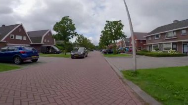 Tipik bir Hollanda banliyösünde sakin bir yerleşim yerinden çekilen birinci şahıs bakış açısı