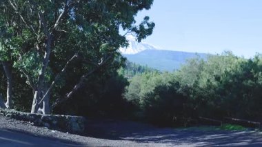 Yavaş çekim, tenerife, kanarya adalarında karla kaplı volkanı ortaya çıkarır.