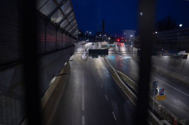 Akşam yolu ya da otoyol, büyük bir şehirde bir köprüden hava manzarası.
