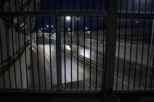 Akşam yolu ya da otoyol, büyük bir şehirde bir köprüden hava manzarası.