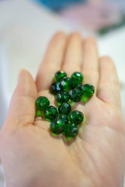 Elinde kaliteli yeşil boncuklar