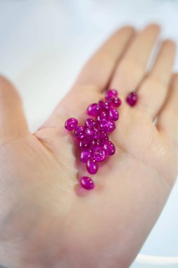 Bir avuç dolusu pembe boncuk mu yoksa kapsül şeklinde haplar mı?