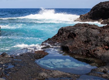 Volkanik lav ve okyanustaki volkanik manzara. El Hierro 'da. Kanarya adası. İspanya