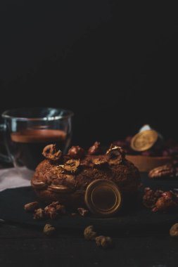 Çilekli turtalar ve meyveli pastalar sunan sanatsal tatlılar. Tazeliği, zarafeti ve rafine tatlılığı ön plana çıkarmak için güzelce hazırlanmış..