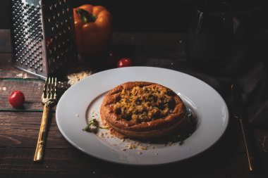 Zengin mantar güzelliği ile dolu altın, pullu bir hamur işi, konfor, lezzet derinliği ve yüksek akşam yemeği yansıtmak için özenle kaplanmış.