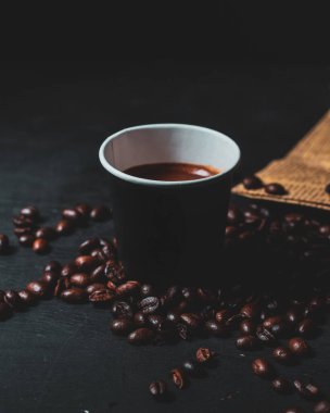 Geleneksel Arap kahvesi ile eşleştirilmiş el yapımı bir latte, modern kafe sanatını sıcak, rafine bir kahve deneyimi için zengin miras lezzetleriyle harmanlıyor..