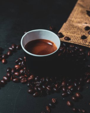 Geleneksel Arap kahvesi ile eşleştirilmiş el yapımı bir latte, modern kafe sanatını sıcak, rafine bir kahve deneyimi için zengin miras lezzetleriyle harmanlıyor..