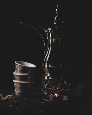 Geleneksel Arap kahvesi ile eşleştirilmiş el yapımı bir latte, modern kafe sanatını sıcak, rafine bir kahve deneyimi için zengin miras lezzetleriyle harmanlıyor..