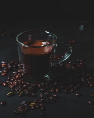 Geleneksel Arap kahvesi ile eşleştirilmiş el yapımı bir latte, modern kafe sanatını sıcak, rafine bir kahve deneyimi için zengin miras lezzetleriyle harmanlıyor..