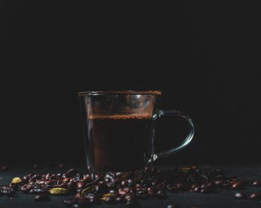 Geleneksel Arap kahvesi ile eşleştirilmiş el yapımı bir latte, modern kafe sanatını sıcak, rafine bir kahve deneyimi için zengin miras lezzetleriyle harmanlıyor..