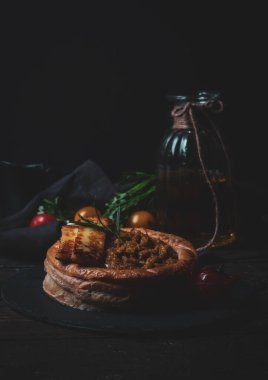 Zengin mantar güzelliği ile dolu altın, pullu bir hamur işi, konfor, lezzet derinliği ve yüksek akşam yemeği yansıtmak için özenle kaplanmış.