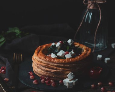 Zengin mantar güzelliği ile dolu altın, pullu bir hamur işi, konfor, lezzet derinliği ve yüksek akşam yemeği yansıtmak için özenle kaplanmış.