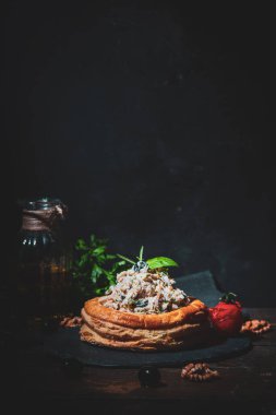 Zengin mantar güzelliği ile dolu altın, pullu bir hamur işi, konfor, lezzet derinliği ve yüksek akşam yemeği yansıtmak için özenle kaplanmış.