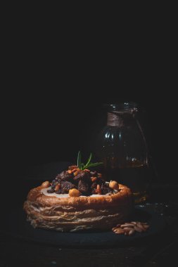 Zengin mantar güzelliği ile dolu altın, pullu bir hamur işi, konfor, lezzet derinliği ve yüksek akşam yemeği yansıtmak için özenle kaplanmış.