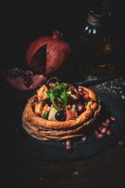 Zengin mantar güzelliği ile dolu altın, pullu bir hamur işi, konfor, lezzet derinliği ve yüksek akşam yemeği yansıtmak için özenle kaplanmış.