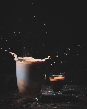 Narin köpüklü bir latte, sıcaklığı, beceriyi ve modern kafe kültürünün davetkar ritmini yansıtıyor..