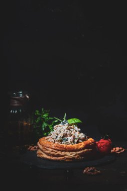 Lezzetli bir restoran menüsü çeşitli hamur işleri vol-au-vent aperatifleri kremalı tavuk, sığır eti sosu ve yiyecek fotoğrafçılığı için taze garnitürle kaplanmış ıspanak feta karışımı.