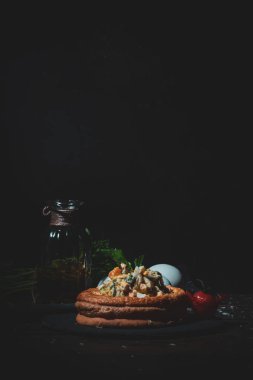 Lezzetli bir restoran menüsü çeşitli hamur işleri vol-au-vent aperatifleri kremalı tavuk, sığır eti sosu ve yiyecek fotoğrafçılığı için taze garnitürle kaplanmış ıspanak feta karışımı.
