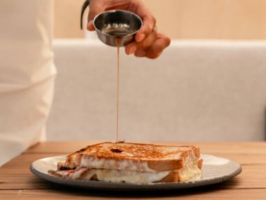 Her ısırıkta erimiş peynir tabakalarını ortaya çıkarmak için altın renginde, kıtır kıtır bir tost. En iyi, zengin, tereyağlı ve karşı konulmaz şekilde yapışkan, yavaş sabahlar için yapılmış, tabakları paylaşıyor ve ilk tatmin edici peynir çekme anı..