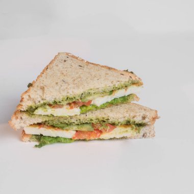 Tavuk ve peynirli sandviç.