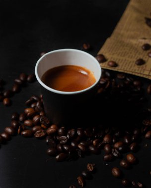 Kahve, cappuccino, espresso, katmanlı süt içecekleri, aromalı frappes ve koyu karamsar stüdyo aydınlatmalı özel içecekler dahil olmak üzere kaliteli sıcak ve soğuk kahve içecekleri kafe menüleri, içecek ve ticari ürünler için sinematik tasarımı içerir.