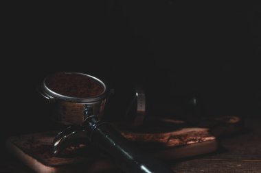 Kahve, cappuccino, espresso, katmanlı süt içecekleri, aromalı frappes ve koyu karamsar stüdyo aydınlatmalı özel içecekler dahil olmak üzere kaliteli sıcak ve soğuk kahve içecekleri kafe menüleri, içecek ve ticari ürünler için sinematik tasarımı içerir.