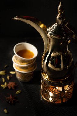 Kahve, cappuccino, espresso, katmanlı süt içecekleri, aromalı frappes ve koyu karamsar stüdyo aydınlatmalı özel içecekler dahil olmak üzere kaliteli sıcak ve soğuk kahve içecekleri kafe menüleri, içecek ve ticari ürünler için sinematik tasarımı içerir.