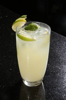 Kahve, cappuccino, espresso, katmanlı süt içecekleri, aromalı frappes ve koyu karamsar stüdyo aydınlatmalı özel içecekler dahil olmak üzere kaliteli sıcak ve soğuk kahve içecekleri kafe menüleri, içecek ve ticari ürünler için sinematik tasarımı içerir.