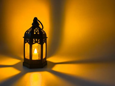 Fener sıcak gölgeler bırakır, geleneksel tasarım elementleriyle samimi bir ortam yaratır..